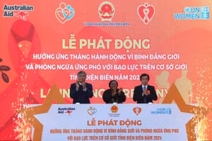 Các đại biểu thực hiện Nghi thức hưởng ứng “Tháng hành động vì bình đẳng giới và phòng ngừa, ứng phó với bạo lực trên cơ sở giới năm 2024”.