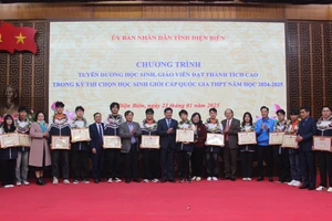 Trao Bằng khen cho các học sinh đoạt giải trong Kỳ thi chọn học sinh giỏi quốc gia THPT năm học 2024-2025.