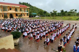 Thầy trò Trường PTDTBT TH-THCS Vàng Đán (Điện Biên) mong mỏi có một ngôi trường mới khang trang.