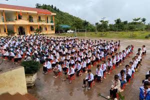 Thầy trò Trường PTDTBT TH-THCS Vàng Đán (Điện Biên) mong mỏi có một ngôi trường mới khang trang.