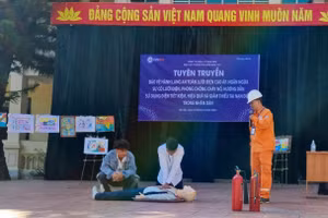 Nhân viên Điện lực TP. Điện Biên phủ phổ biến, tuyên truyền về an toàn điện, hướng dẫn học sinh xử lý tình huống người bị điện giật và cách sơ cứu.