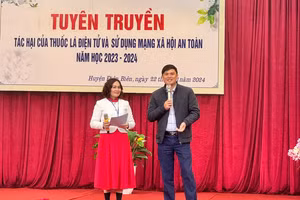 Diễn giả chia sẻ các kiến thức về tác hại của thuốc lá điện tử cho toàn thể cán bộ giáo viên và học sinh trường THPT huyện Điện Biên.