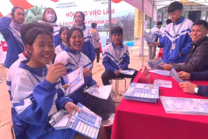 Học sinh trường THPT Chà Cang (Nậm Pồ, Điện Biên) hào hứng tham gia Hội chợ việc làm huyện Nậm Pồ 2025.