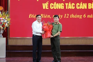 Ông Trần Quốc Cường - Bí thư Tỉnh ủy Điện Biên tặng hoa chúc mừng Đại tá Vũ Văn Đấu.
