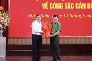 Ông Trần Quốc Cường - Bí thư Tỉnh ủy Điện Biên tặng hoa chúc mừng Đại tá Vũ Văn Đấu.