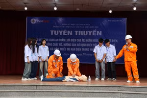 Cán bộ, công nhân viên Đội Quản lý Điện lực Khu vực Điện Biên Phủ hướng dẫn học sinh xử lý tình huống người bị điện giật và cách sơ cứu. 