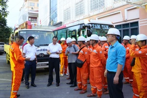 Ông Trần Đức Dũng - Giám đốc PC Điện Biên (áo trắng, bên trái) căn dặn, giao nhiệm vụ cho các thành viên Đội xung kích. 