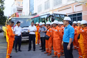 Ông Trần Đức Dũng - Giám đốc PC Điện Biên (áo trắng, bên trái) căn dặn, giao nhiệm vụ cho các thành viên Đội xung kích. 