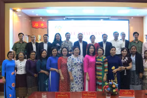 Đại diện lãnh đạo các sở, ban, ngành tỉnh Điện Biên và lãnh đạo 3 tỉnh Bắc Lào chụp ảnh lưu niệm.