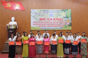 Trao chứng chỉ cho các học viên tham gia khóa đào tạo tiếng Lào năm 2024.