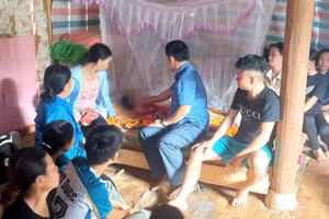 Chính quyền địa phương và nhà trường đã đến thăm hỏi, động viên và hỗ trợ gia đình 2 học sinh lo hậu sự. (Ảnh: người dân cung cấp)