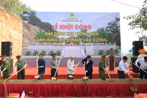 Các đại biểu thực hiện nghi thức khởi công xây dựng khu tưởng niệm.