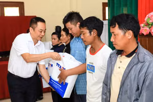 TTXVN trao quà cho hộ nghèo trên địa bàn TP Điện Biên Phủ (Điện Biên).