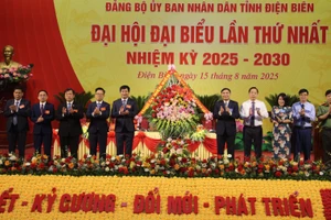 Ông Trần Quốc Cường - Bí thư Tỉnh ủy Điện Biên (thứ 5 tính từ bên phải) tặng hoa chúc mừng đại hội. 