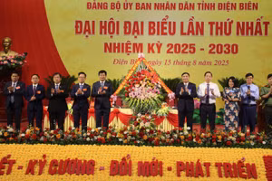 Ông Trần Quốc Cường - Bí thư Tỉnh ủy Điện Biên (thứ 5 tính từ bên phải) tặng hoa chúc mừng đại hội. 