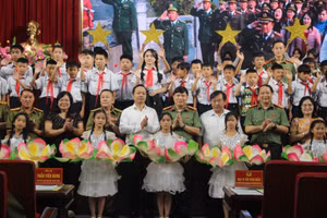 Các đại biểu chụp ảnh lưu niệm cùng 28 con nuôi và 12 lưu học sinh 6 tỉnh Bắc Lào.