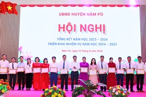 Ông Lý Thanh Tiềm, Chủ tịch UBND huyện Nậm Pồ (đứng giữa) trao giấy khen cho các tập thể có thành tích xuất sắc năm học 2023 - 2024.