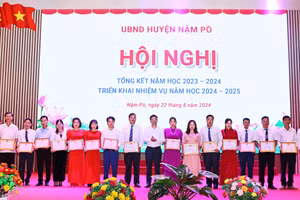 Ông Lý Thanh Tiềm, Chủ tịch UBND huyện Nậm Pồ (đứng giữa) trao giấy khen cho các tập thể có thành tích xuất sắc năm học 2023 - 2024.