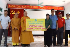 Hòa thượng Thích Quảng Tùng, Trưởng đoàn công tác Ban Từ thiện xã hội Trung ương Giáo hội Phật giáo Việt Nam ( thứ 3 bên trái) trao tặng 1,2 tỷ đồng làm 20 ngôi nhà tại vùng lũ Mường Pồn cho lãnh đạo huyện Điện Biên.