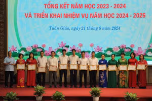 Lãnh đạo UBND huyện Tuần Giáo khen thưởng, vinh danh các tập thể, cá nhân có thành tích xuất sắc trong năm học 2023 - 2024. 