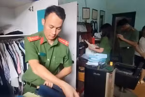 Cơ quan CSĐT Công an tỉnh Điện Biên khám xét nhà Facebooker Nguyễn Mạnh Tuân.