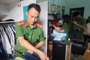 Cơ quan CSĐT Công an tỉnh Điện Biên khám xét nhà Facebooker Nguyễn Mạnh Tuân.