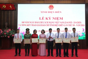 Nhà báo Nguyễn Minh Thịnh - Trưởng văn phòng đại diện khu vực Tây Bắc (bên trái, ngoài cùng) nhận Bằng khen tập thể có thành tích xuất sắc trong công tác tuyên truyền và tổ chức các hoạt động chào mừng kỷ niệm 100 năm Ngày Báo chí Cách mạng Việt Nam của UBND tỉnh Điện Biên.