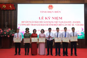 Nhà báo Nguyễn Minh Thịnh - Trưởng văn phòng đại diện khu vực Tây Bắc (bên trái, ngoài cùng) nhận Bằng khen tập thể có thành tích xuất sắc trong công tác tuyên truyền và tổ chức các hoạt động chào mừng kỷ niệm 100 năm Ngày Báo chí Cách mạng Việt Nam của UBND tỉnh Điện Biên.