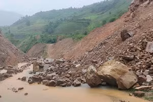 Tại Điện Biên nhiều tuyến đường giao thông bị lấp kín bởi đất đá. (Ảnh: Quang Huy)