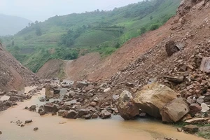 Tại Điện Biên nhiều tuyến đường giao thông bị lấp kín bởi đất đá. (Ảnh: Quang Huy)