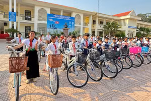 Học sinh nghèo vùng cao Điện Biên hào hứng, phấn khởi bên món quà ý nghĩa.
