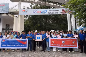 Tỉnh đoàn Điện Biên thăm hỏi, động viên đội tình nguyện tham gia chương trình "Tiếp sức mùa thi" tại điểm thi Trường THPT thành phố Điện Biên Phủ.