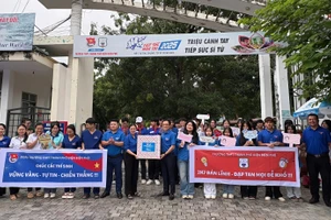 Tỉnh đoàn Điện Biên thăm hỏi, động viên đội tình nguyện tham gia chương trình "Tiếp sức mùa thi" tại điểm thi Trường THPT thành phố Điện Biên Phủ.