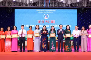 Các cá nhân có nhiều đóng góp cho ngành Giáo dục nhận Kỷ niệm chương “Vì sự nghiệp xây dựng và phát triển tỉnh Điện Biên”.