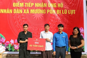 Ông Nguyễn Ngọc Lương, Bí thư thường trực Trung ương Đoàn (thứ 2 bên phải) trao quà cho người dân vùng lũ.