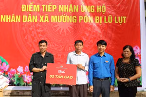 Ông Nguyễn Ngọc Lương, Bí thư thường trực Trung ương Đoàn (thứ 2 bên phải) trao quà cho người dân vùng lũ.