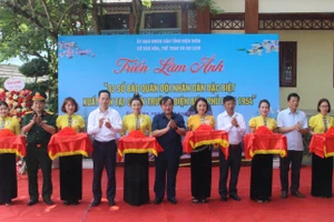 Các đại biểu thực hiện nghi thức cắt băng khai mạc triển lãm.