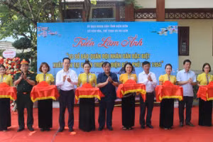 Các đại biểu thực hiện nghi thức cắt băng khai mạc triển lãm.