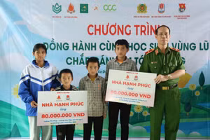 Thiếu tướng Trần Quang Huyên - Phó Giám đốc Học viện Cảnh sát nhân dân trao biển tượng trưng kinh phí xây dựng 2 “Ngôi nhà hạnh phúc” cho trẻ mồ côi. 