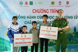 Thiếu tướng Trần Quang Huyên - Phó Giám đốc Học viện Cảnh sát nhân dân trao biển tượng trưng kinh phí xây dựng 2 “Ngôi nhà hạnh phúc” cho trẻ mồ côi. 