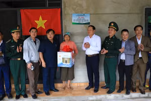 Phó Chủ tịch UBND tỉnh Điện Biên Vừ A Bằng (áo xanh, đứng giữa) cùng đoàn công tác Ủy ban MTTQ Việt Nam bàn giao nhà Đại đoàn kết cho người dân nghèo tại bản Chăn Nuôi, xã Phìn Hồ, huyện Nậm Pồ. 