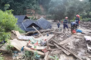 Lực lượng vũ trang nỗ lực khắc phục hậu quả lũ quét, sạt lở đất tại xã Xa Dung.
