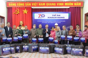 Trao quà cho các hộ nghèo, gia đình chính sách tại phường Mường Thanh, TP Điện Biên Phủ (Điện Biên).