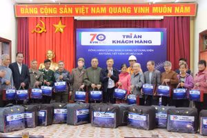Trao quà cho các hộ nghèo, gia đình chính sách tại phường Mường Thanh, TP Điện Biên Phủ (Điện Biên).