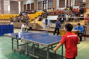 Các VĐV thi đấu môn bóng bàn.