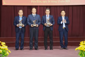 Giám đốc Sở GD&ĐT Điện Biên Nguyễn Văn Đoạt (ngoài cùng, bên phải) trao quà lưu niệm cho đại diện đoàn cán bộ coi thi Sơn La, TP Hà Nội, Yên Bái.