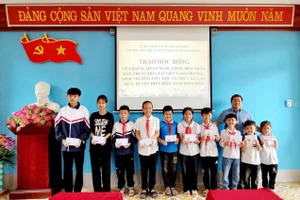 Các em học sinh phấn khởi khi được trao học bổng của Đại sứ quán Trung Quốc tại Việt Nam. 