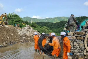 Công nhân Công ty điện lực Điện Biên khắc phục sự cố do mưa lũ gây ra.