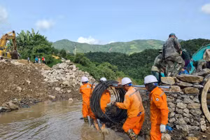 Công nhân Công ty điện lực Điện Biên khắc phục sự cố do mưa lũ gây ra.