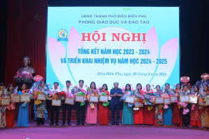 Ông Đào Hoài Nam, Phó Chủ tịch UBND thành phố (Đứng giữa, áo xanh) tặng giấy khen cho các tập thể có thành tích xuất sắc trong năm học 2023-2024. 